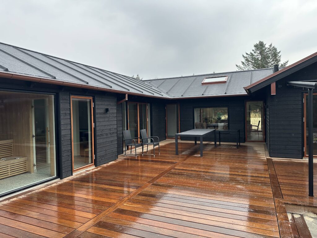Sommerhus terrasse med 2 terrassedøre
